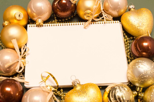 Макет поздравительной открытки с рождественскими украшениями