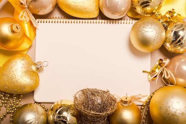 Макет поздравительной открытки с рождественскими украшениями
