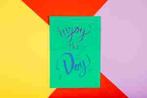 Бесплатное фото Поздравительная открытка на цветном фоне