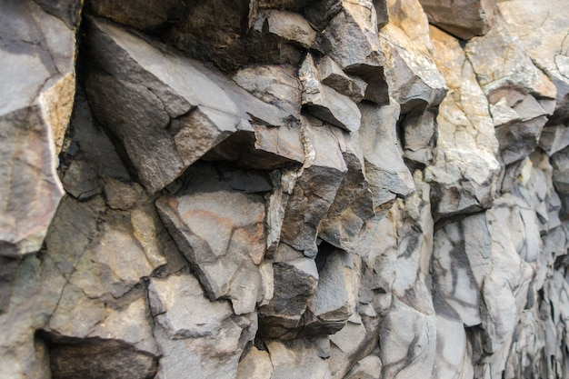 アイスランドのReynisdrangarビーチの近くにある灰色の玄武岩の柱。