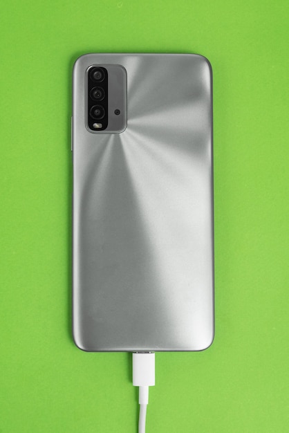 Foto gratuita cellulare grigio collegato al cavo usb tipo c - in carica