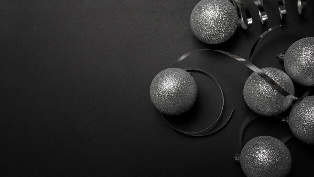 Серые рождественские украшения на черном столе