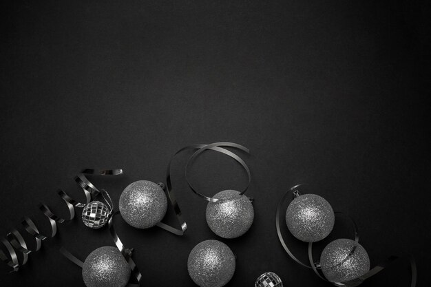 黒いテーブルの上の灰色のクリスマスの装飾品