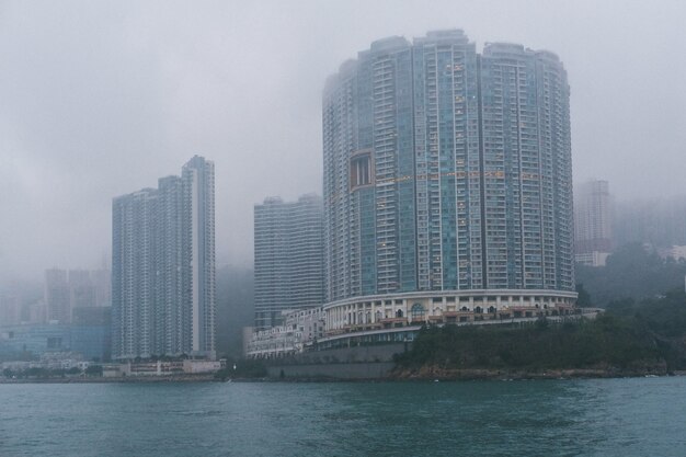 안개 날씨에 해 안에 회색 콘크리트 높은 고층 빌딩