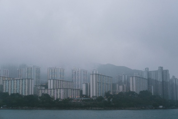 無料写真 霧深い天候の海岸に灰色のコンクリートの高層ビル