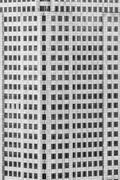 窓付きのグレーの超高層ビル