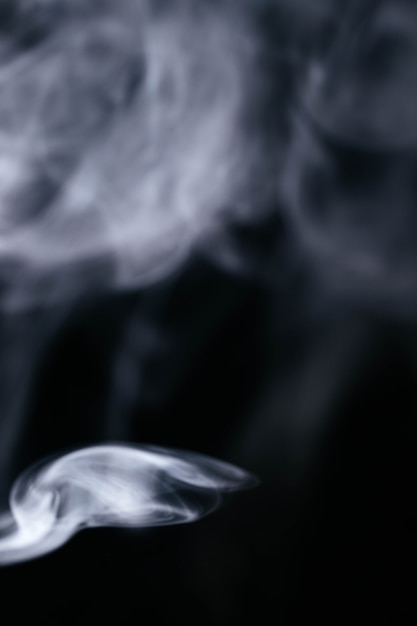 Foto gratuita onde di fumo grigio su sfondo nero