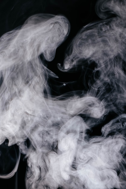 Бесплатное фото Серые дымовые волны на черном фоне