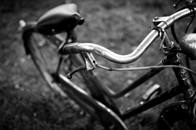 흐린 배경으로 오래 된 자전거의 그레이 스케일 근접 촬영 샷