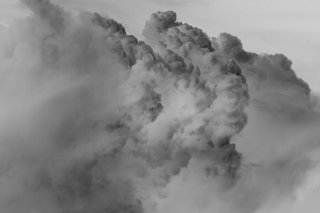 重い灰色の雲の背景のグレースケール
