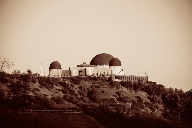 ロサンゼルスのBWの山の上のグリフィス天文台。