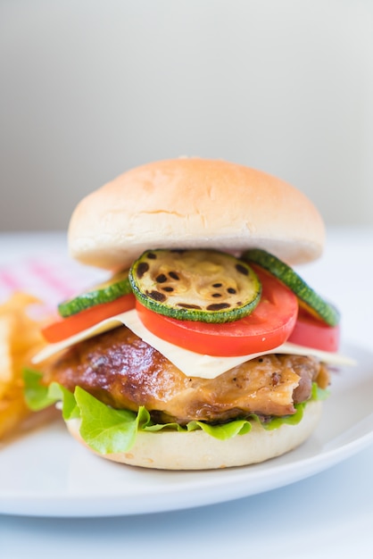 Foto gratuita griglia di pollo burger