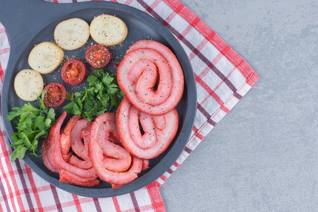 フライパンに野菜とベーコンのグリル。