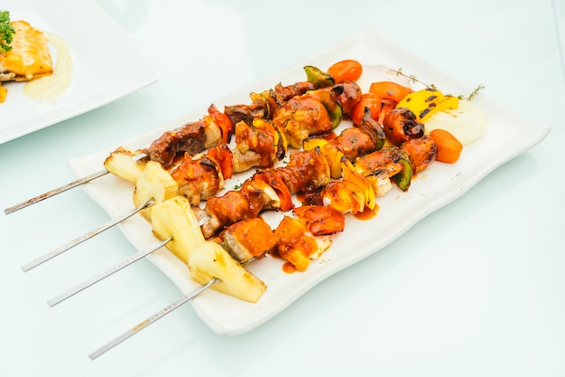 Free photo grilled bbq meat stick in white plate