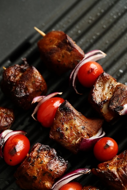 Free photo grilled beef and tomato skewers