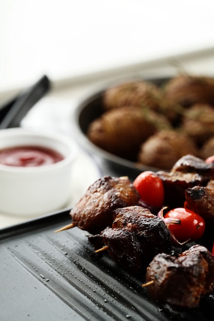 Free photo grilled beef and tomato skewers