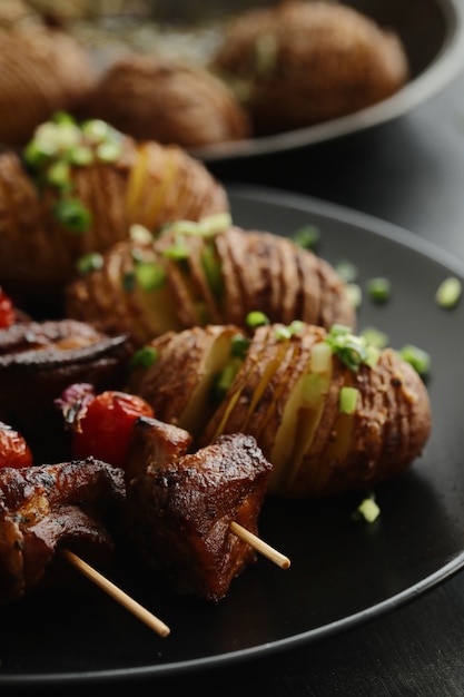 Free photo grilled beef and tomato skewers