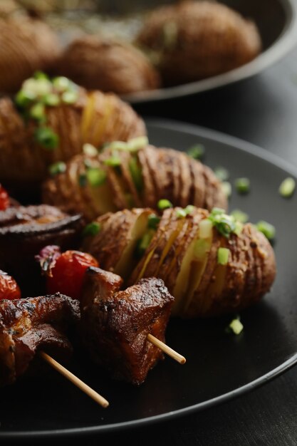 牛肉のグリルとトマトの串焼き