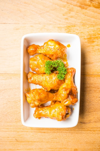 Free photo grilled buffalo wings in white plate