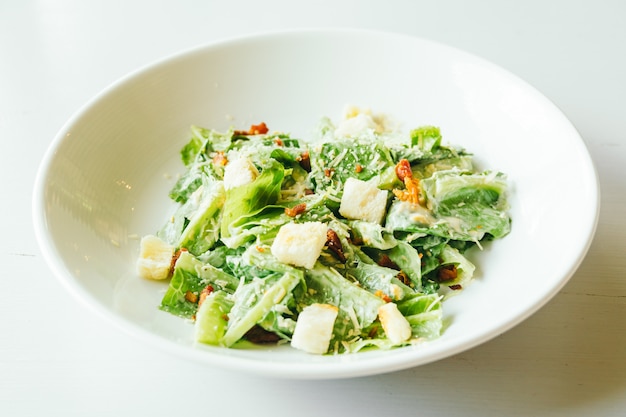 Free photo grilled caesar salad