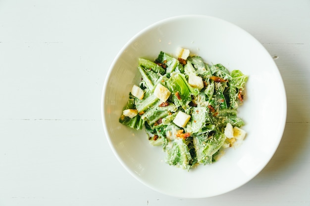 Foto gratuita caesar salad grigliata