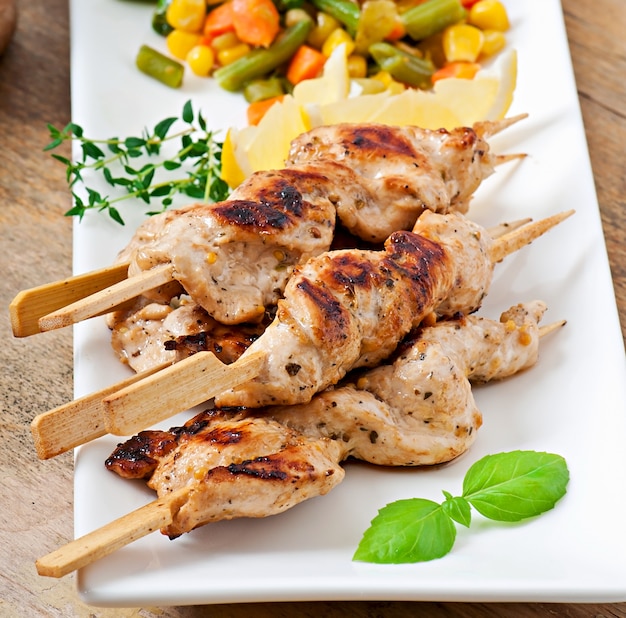 Free photo grilled chicken on bamboo skewers