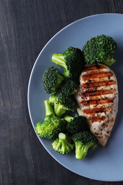 Petto di pollo alla griglia con broccoli