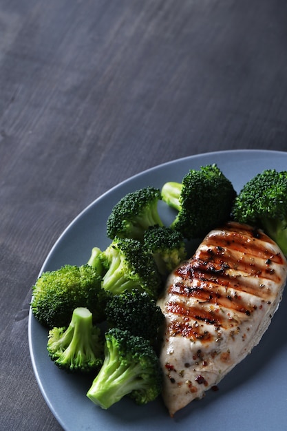 Foto gratuita petto di pollo alla griglia con broccoli