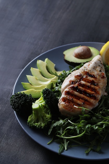 Free photo grilled chicken breast with broccoli