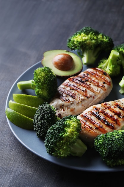 Foto gratuita petto di pollo alla griglia con broccoli