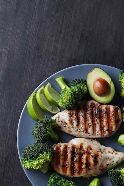 Free photo grilled chicken breast with broccoli