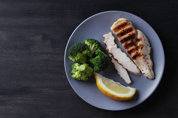 Grilled chicken breast with broccoli