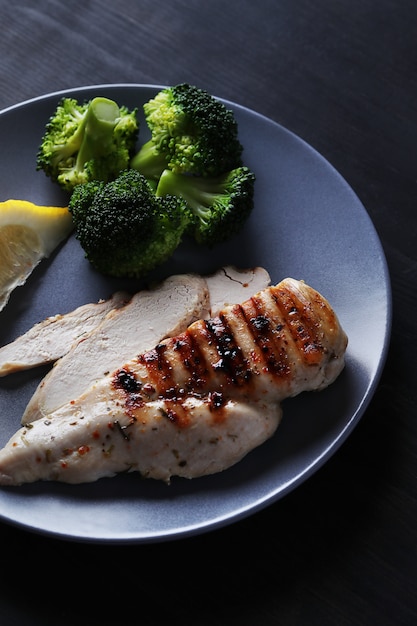 Petto di pollo alla griglia con broccoli