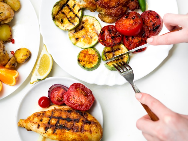 Free photo grilled chicken breasts with vegetables