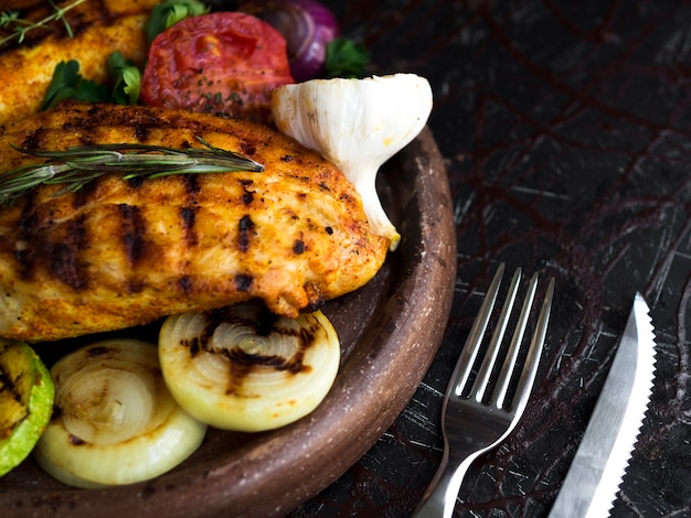 Grilled chicken breasts with vegetables