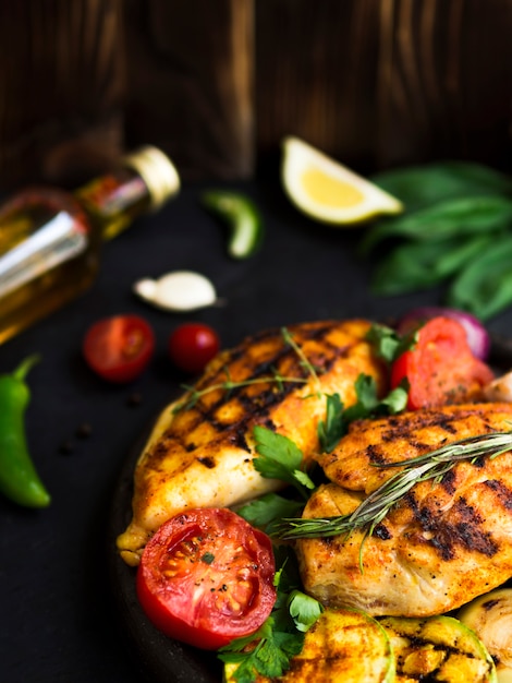 Free photo grilled chicken breasts with vegetables