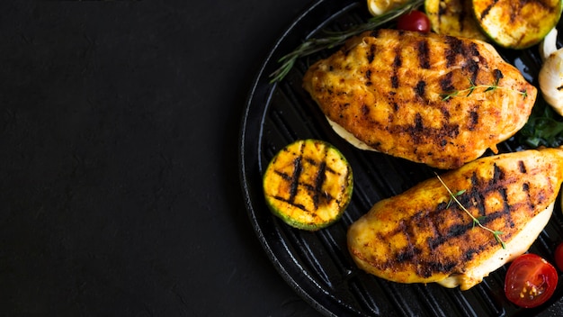 Free photo grilled chicken breasts with vegetables