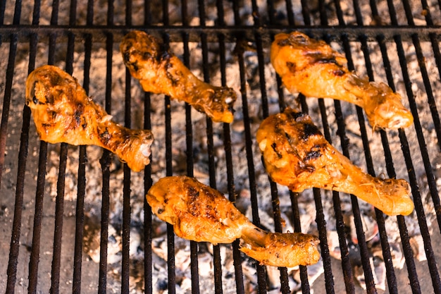 Free photo grilled chicken legs on hot grill