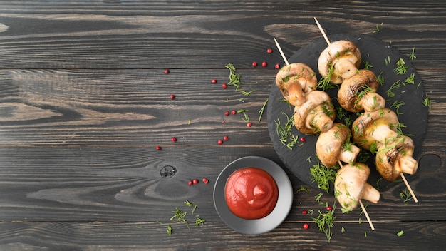 Free photo grilled chicken skewers with vegetables with sauce