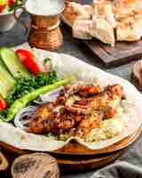 Бесплатное фото Жареные куриные крылышки с рисом и салатом