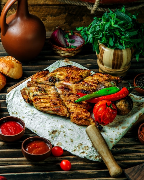Grilled chicken with pepper and tomato