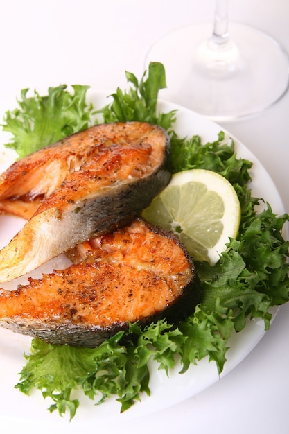 Free photo grilled fish with lemon