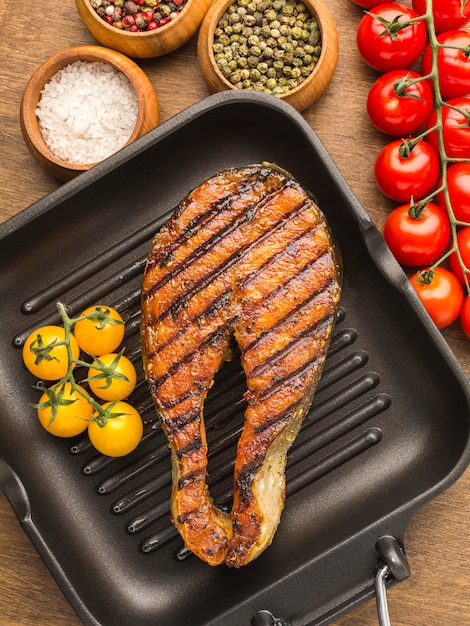 Free photo grilled fish with tomatoes top view