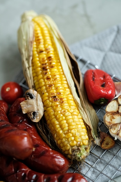 Foto gratuita cibo alla griglia su un vassoio