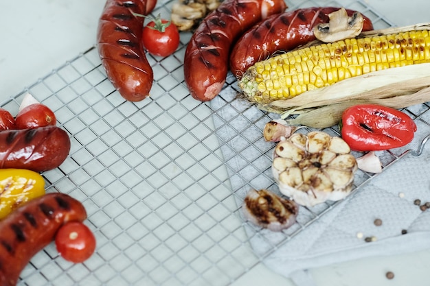 Cibo alla griglia su un vassoio