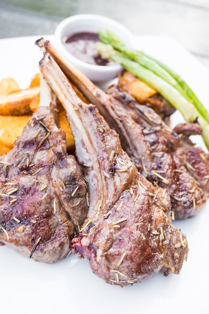 Free photo grilled lamb chop steak