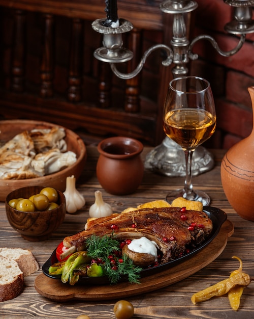 Free photo grilled lamb thighs with grilled vegetables,fried potato,dill and yoghurt