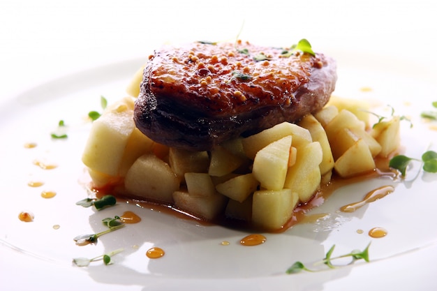 Foto gratuita carne alla griglia servita in uno stile gourmet