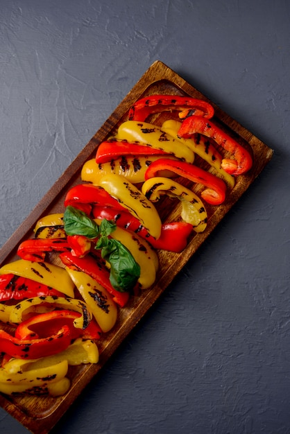 Free photo grilled paprika on wooden desk