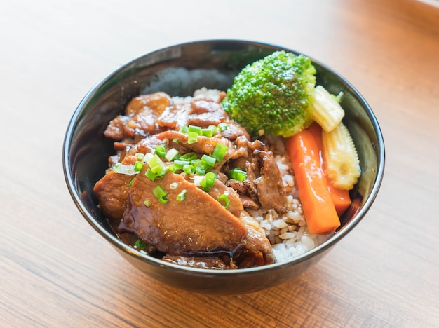 grilled pork bowl with mixed vegetable